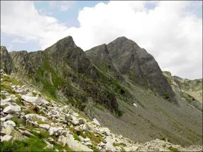 Quelle chane montagneuse d'Europe centrale dbute en Autriche et s'tend jusqu'en Roumanie couvrant une surface de plus de 200 000 km ?