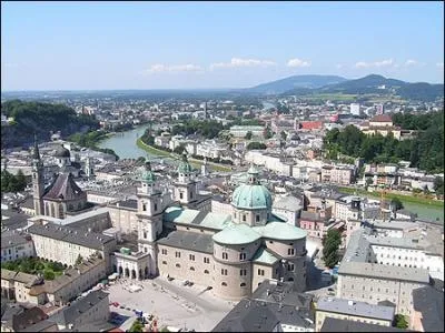 Salzbourg est la ville autrichienne qui vit natre Mozart. A la frontire de quel pays est-elle situe ?