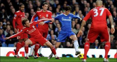 Fernando Torres joue son premier match pour Chelsea face  Liverpool, o certains de ses ex-quipiers veulent lui faire la peau. Ce sera chose faite au bout de 10', par qui et comment ?