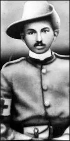 Au retour de la guerre des Boers, Gandhi effectue d'importants changements dans sa vie.