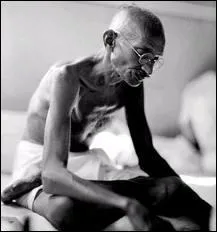 Gandhi rentre en Inde. A quelle occasion entreprendra-t-il sa premire grve de la faim ?