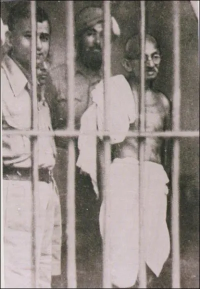 Le gouvernement anglais riposte, des milliers d'Indiens sont emprisonns. Gandhi est :
