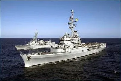 Quel bâtiment de la marine française n'est pas un porte-avions ?