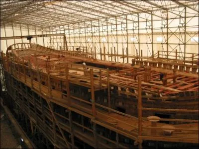 Après avoir emmené La Fayette en Amérique, l'Hermione s'est échouée au Croisic. Dans quelle ville construit-on une réplique de cette frégate ?