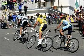 En 2005, Andy Schleck montre son talent, au point de surprendre un cador au Tour de Gorgie (USA), qui se demande  quel jeu joue ce no-pro. Il s'agit de. .