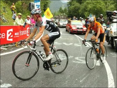 En 2008, il est victime d'un incident ballot, surtout dans un final d'tape en bosse  Superbesse; que lui arrive t-il ?