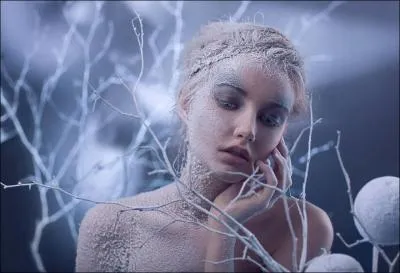 Elle a l'air gele, la pauvre !