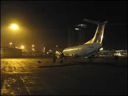 Qui chantait 'Vol de nuit via Paris envol, vol de nuit sur ciel gris je vole ?