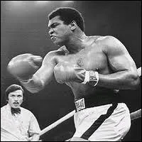 De quelle maladie est atteint le clbre boxeur Cassius Clay qui fte aujourd'hui ses 70 ans ?