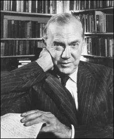 Cet anglais dbute comme critique de films et livres. Il fut espion pour le MI 6. Il est l'auteur de La puissance et la gloire, Notre agent  La Havane, le scenario du Troisime homme...