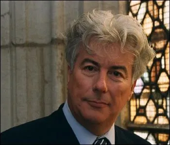 Ce gallois, licenci de philo, est l'auteur de livres foisonnants, passionnants et reconnus pour la grande qualit historique de sa documentation : Les piliers de la terre, L'arme  l'oeil...