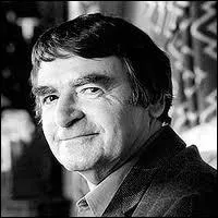 Peintre miniaturiste et ironique de la petite socit des enseignants universitaires, entre autres, ses romans sont des petits bijoux d'ironie