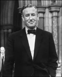 Anglais d'une riche famille de banquier, il tudie  Eton et Sandhurst (le top du top), est journaliste, espion, puis cre James Bond, ainsi que des livres pour enfants comme Chitty chitty bang bang