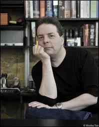 Ses livres sont des best-selllers partout sauf dans son pays, les USA. Il fut rgisseur de thtre, et journaliste. Son 2me roman, L'homme qui voulait vivre sa vie fut un hit...