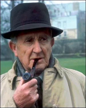 Cet anglais pote, philologue, professeur d'anglais ancien a cr une mythologie complte autour de langues inventes, et publie en 55 la saga Le Seigneur des Anneaux qui devient culte