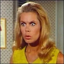 Samantha Stevens, la Sorcire bien-aime, joue par Elizabeth Montgomery, l'pouse du producteur du show. Elle y jouait cependant un autre rle, avec une perruque noire et un maquillage outrancier...
