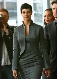 Bien sr, il y a aussi en vedette de cette srie la flic blonde que joue Elizabeth Mitchell , mais Morena Baccarin a apport  son rle ce qui a fait le seul intrt de ce remake de V. Elle y joue ?