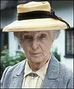 C'est l'une des Miss Marple de la TV, joue par Joan Hickson. Quel cas particulier prsente-t-elle, par rapport  cette srie ?