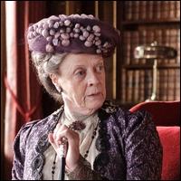 A tout seigneur (senior ? ) tout honneur : Maggie Smith joue actuellement le rle merveilleusement acide et brillant de la Comtesse douairire de Grantham, dans la srie anglaise qui a pour titre ?