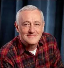 L'acteur John Mahoney joue un policier  la retraite, qui a un petit chien Eddie, dans une srie souvent hilarante, Frasier, dans laquelle il se cramponne  un vieux fauteuil et est le pre de ?