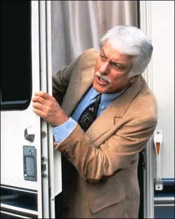 Voici le dlicieux Dick Van Dyke, star de la TV us, depuis son show des annes 60. Ici, il est le Dr Mark Sloane dans Diagnostic Meurtre. Pour quel rle de cinma vous souvenez-vous srement de lui ?