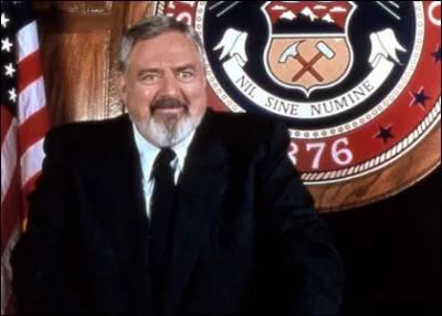 C'est une autre star de l'cran, souvenez-vous du rle de Robert Dacier, dans L'homme de fer. Ici, il est dans le rle qui l'a fait connatre, repris par lui 25 ans + tard