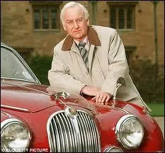 Un des tout grands policiers de sa Majest The Queen, officiant  Oxford, l'Inspecteur Morse. Il conduit une superbe Jaguar rouge bordeaux, est amateur de femmes mais surtout ?