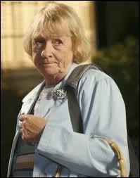 Voici l'actrice Kathryn Joosten, qui fait des tincelles dans Desperate housewives, en Karen Mac Cluskey. Mais elle a marqu un autre rle, auprs du Prsident Bartlett-Martin Sheen dans A la Maison-Blanche, celui de ?