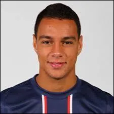 Qui est ce latral international ?