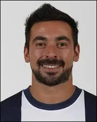 Cet attaquant de talent allie vitesse et sens du dribble :