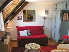 Quelle fille habite dans un studio ?