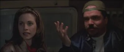 Que donne le camraman  Gale en-dessous de sa veste ?