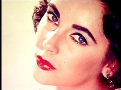 Toujours en parlant d'oeil, Elizabeth Taylor avait de magnifiques yeux amthyste, et une anomalie gntique lui faisait possder deux ranges de cils. Il s'agit de...