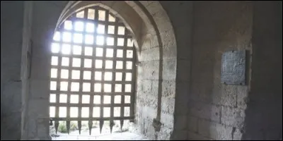 Par quoi la porte d'un château fort était-elle protégée ?