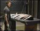 Dans la saison 5, qui 'passe  la table' de Dexter sans y tre tu ?