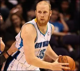 Qui est ce pivot amricano-allemand, ancien joueur des Clippers et 6me de la draft 2003 ?