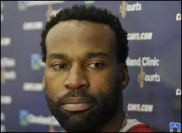 Qui est ce meneur, 2 fois all-star (2002 et 2004), meilleur intercepteur de la NBA (2004 et 2007) et ancien joueur des Hornets (Charlotte puis New Orleans), des Warriors et des Clippers ?