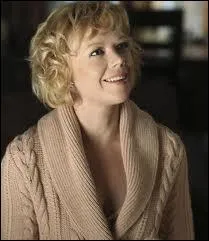 Comment s'appelle la femme de Paul Young, une petite blonde cervele ?