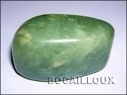 Quelle est cette pierre qui se décline aussi en rose ?