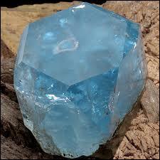 Quelle est cette pierre fine présentée ici de couleur bleue ?
