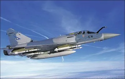 Quel est le rayon d'action du Mirage 2000 ?
