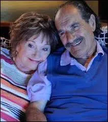 Pourquoi Raymond aime t-il aller aux enterrements ?