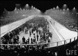 Dans quel endroit sont-ils tous entasss en attendant leur voyage dans le camp de transit ?