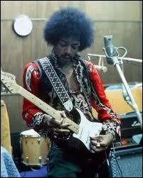 Quel ge avait le clbre guitariste de blues rock Jimmy Hendrix , dcd le 18 septembre  Londres ?