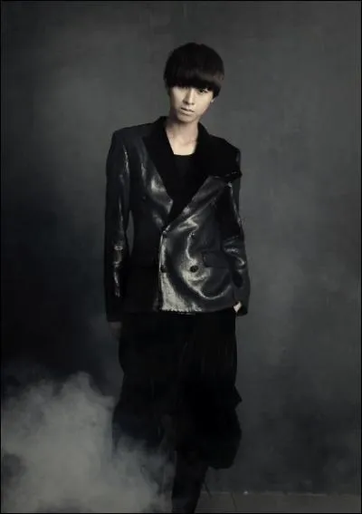 Qui est chanteur et est n le 6 septembre 1990 ?