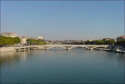 Dans quel pays se situe la vall�e du Rh�ne ?