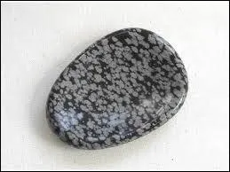 Avec qui s'associe musicalement l'illustration ?