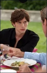 Je suis Nicholas Fiske dans le srie 'Beautiful people'. Dans 'Twilight' je joue le rle de ... ?