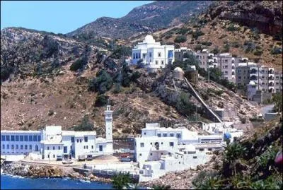 Dans quel pays se situe 'port El Kantaoui' dont Patrick Bruel parle dans la chanson 'Caf des dlices' ?