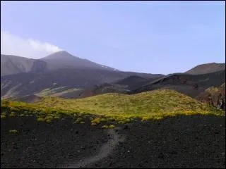 Je suis le plus haut volcan encore en activit dans le bassin mditerranen ?